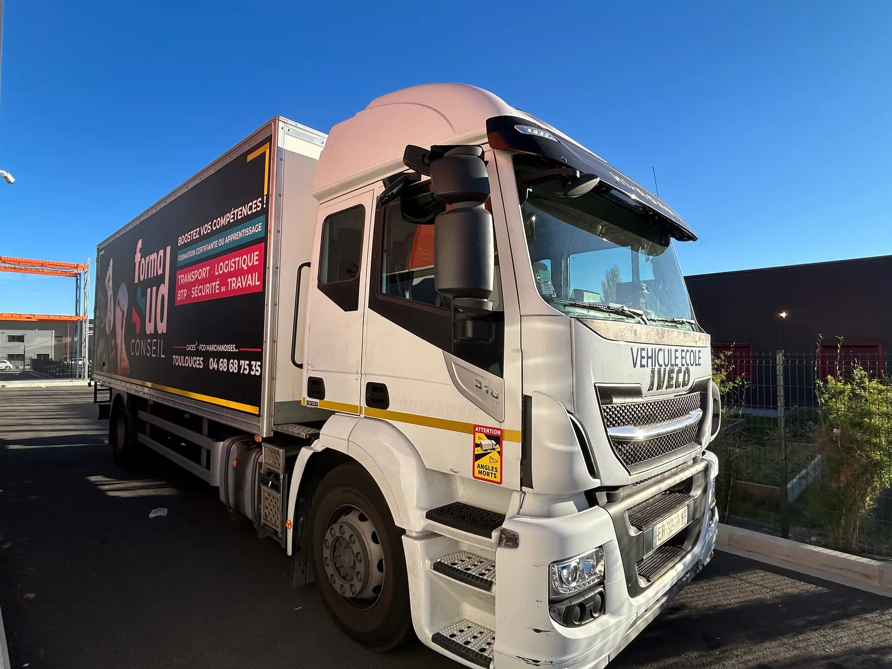 Camion-école FormaSud Conseil vu de trois quarts, devant le centre
