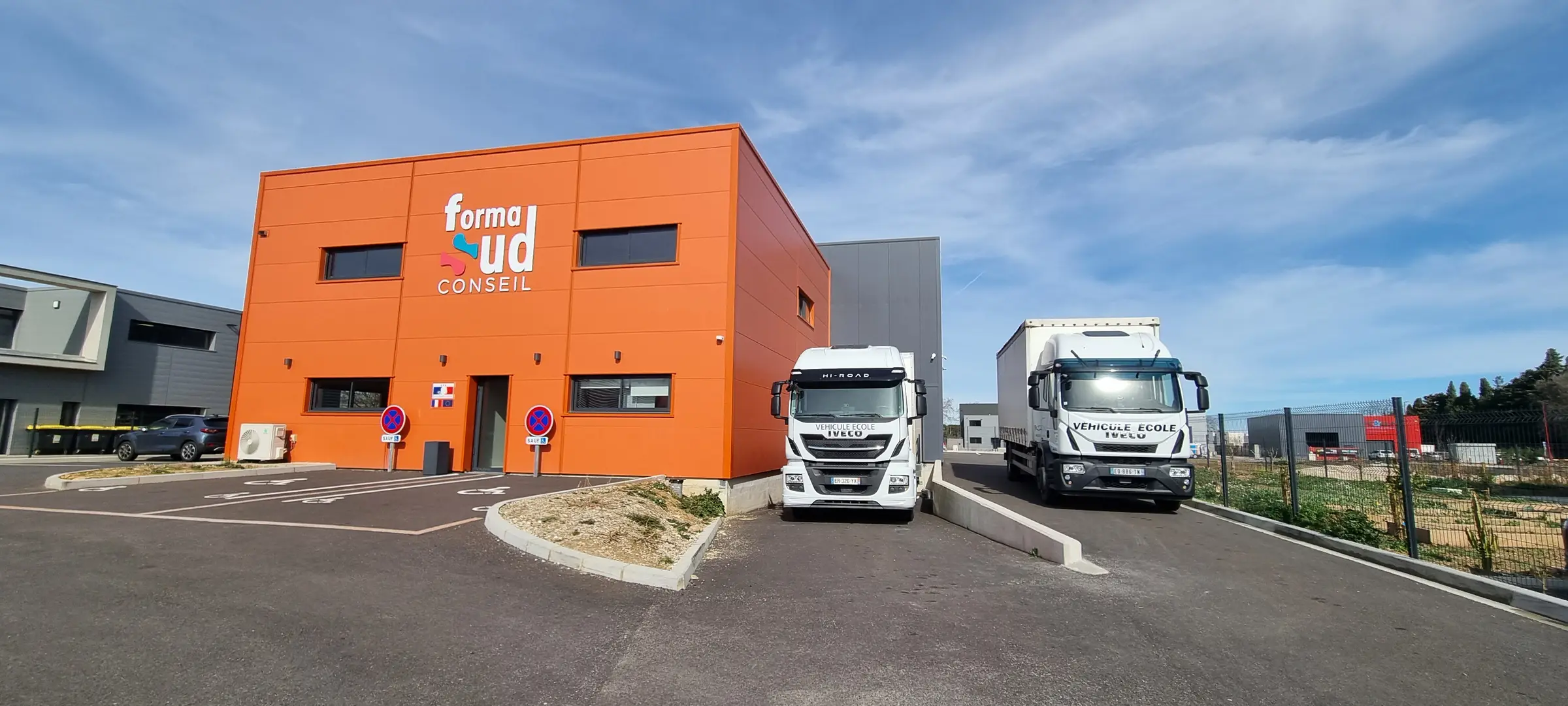 Le centre de formation FormaSud Conseil à Toulouges et ses camions-école