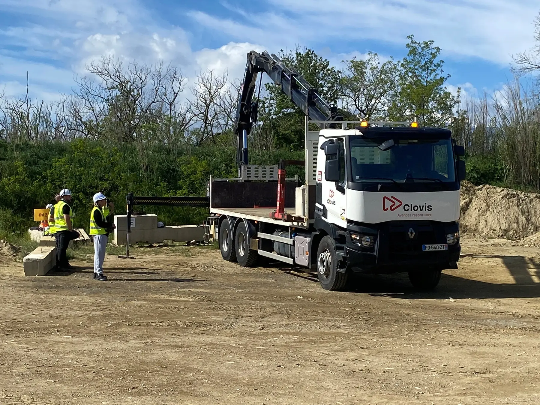 Une équipe autour d'un camion-grue sur le chantier école de FormaSud Conseil
