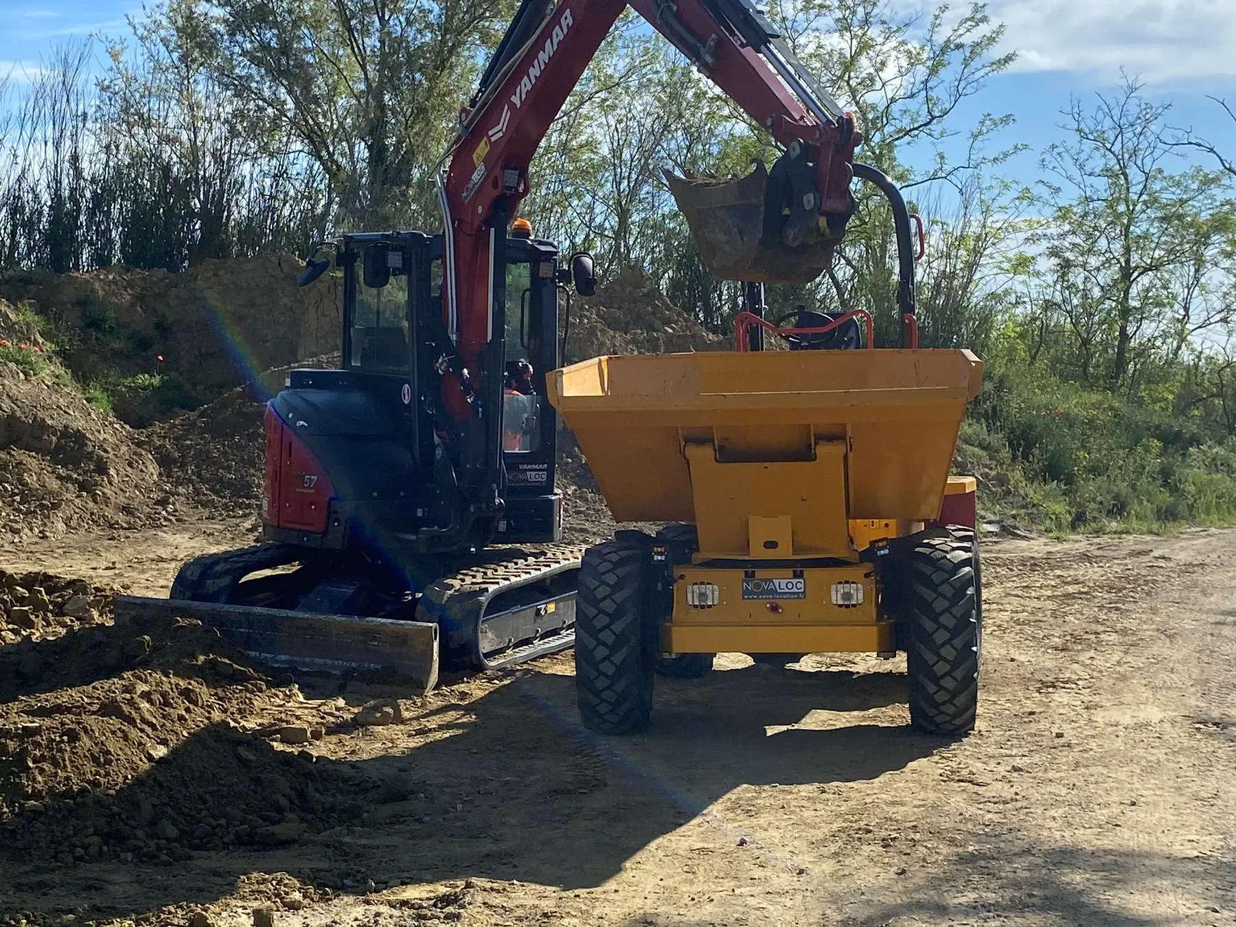 Mini-pelle et dumper en manœuvre sur la piste extérieure de FormaSud Conseil