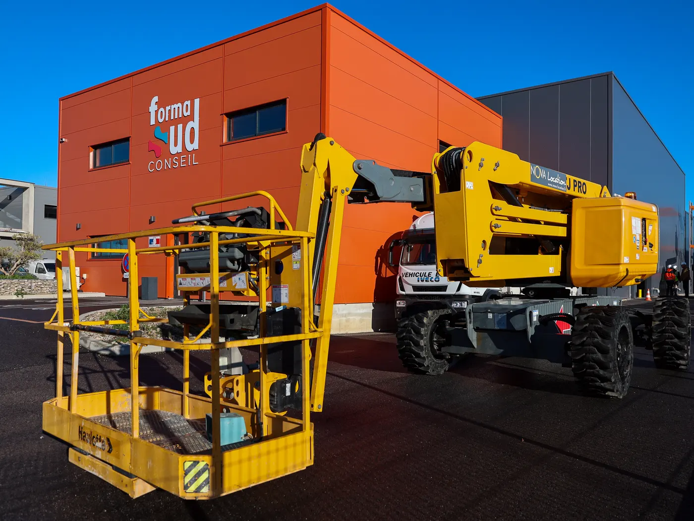 Nacelle élévatrice devant le centre de formation FormaSud Conseil à Toulouges