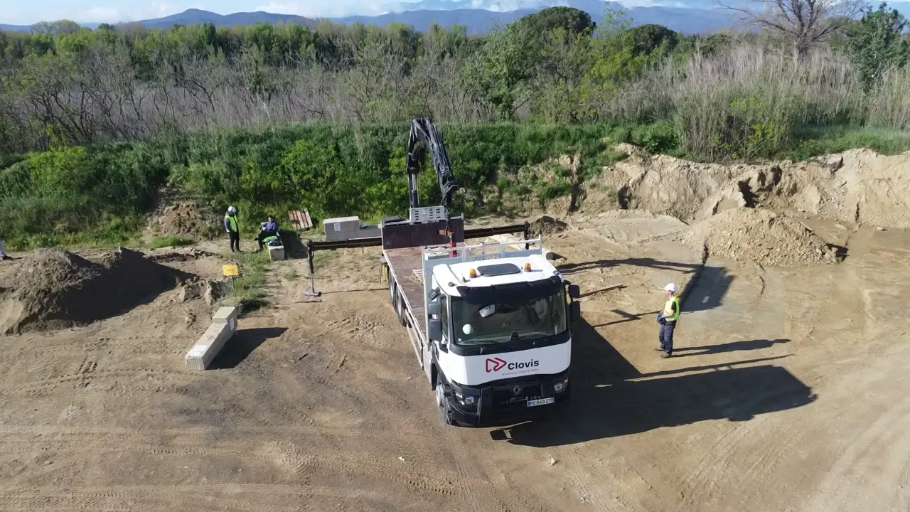 Vue aérienne de la piste extérieure de FormaSud Conseil pendant une session engins de chantier