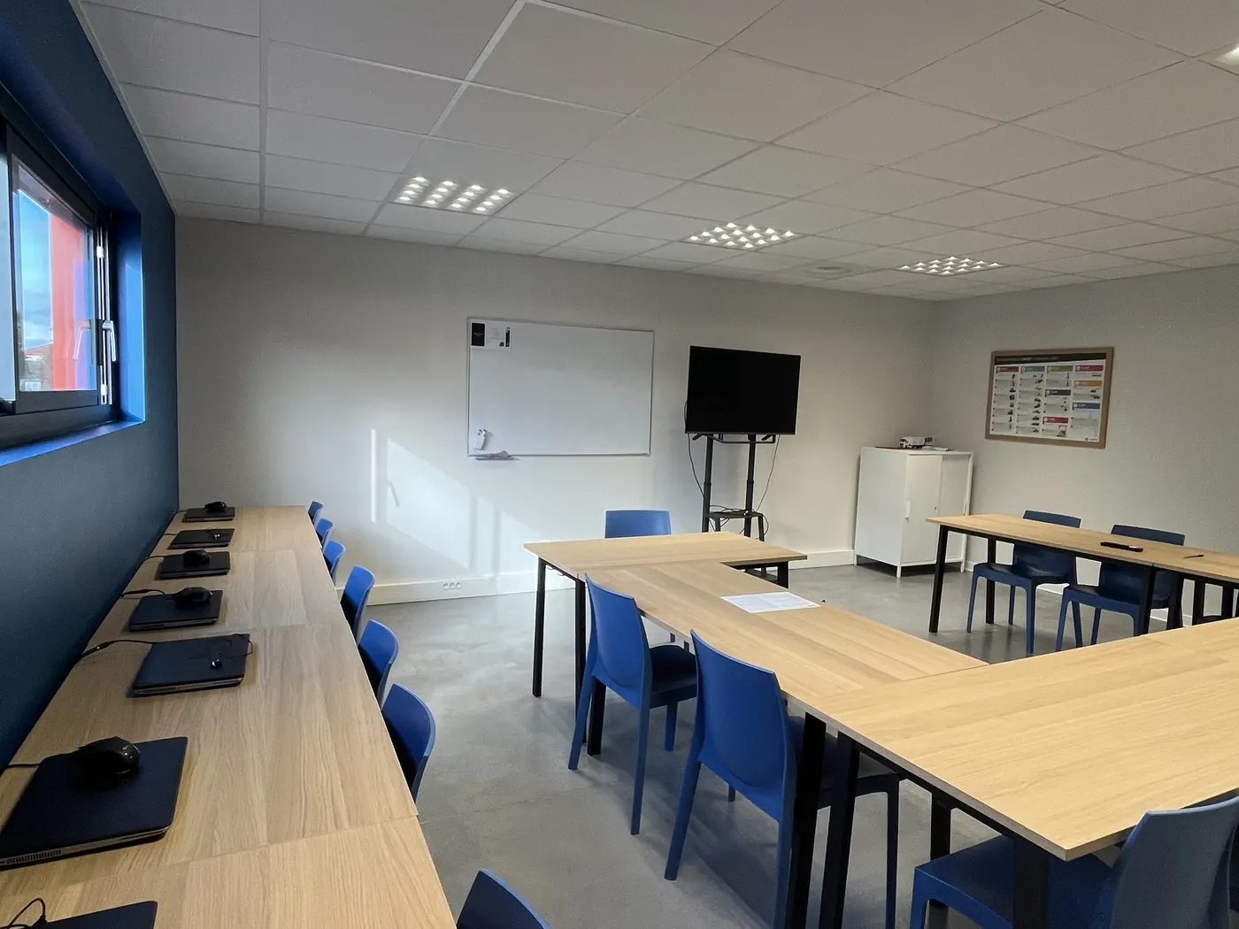 Salle de formation informatique de FormaSud Conseil, postes et écrans